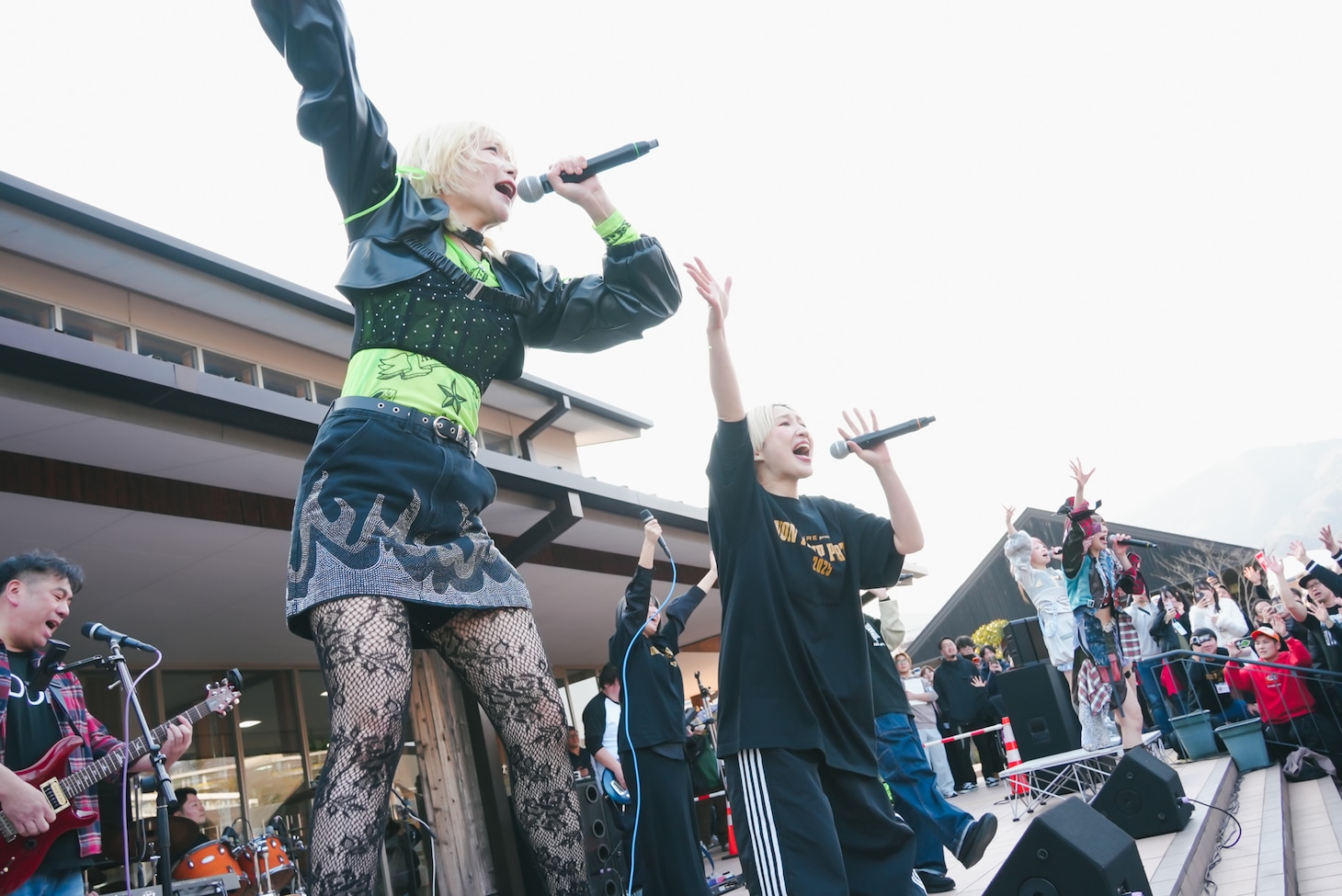 2期BiSメンバーが集まったNEMPiREライブの様子。