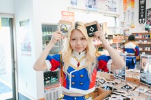 コラボコーヒーを手に持つココ・パーティン・ココ（GANG PARADE）。