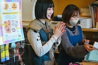 レジに入るマチルダー・ツインズ（ASP）。