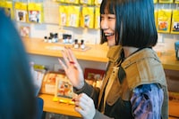 店内で接客するウォンカー・ツインズ（ASP）。