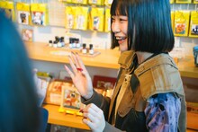 店内で接客するウォンカー・ツインズ（ASP）。