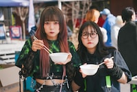 つみれ汁を実食する名称非公開のヒューガー、トギー。