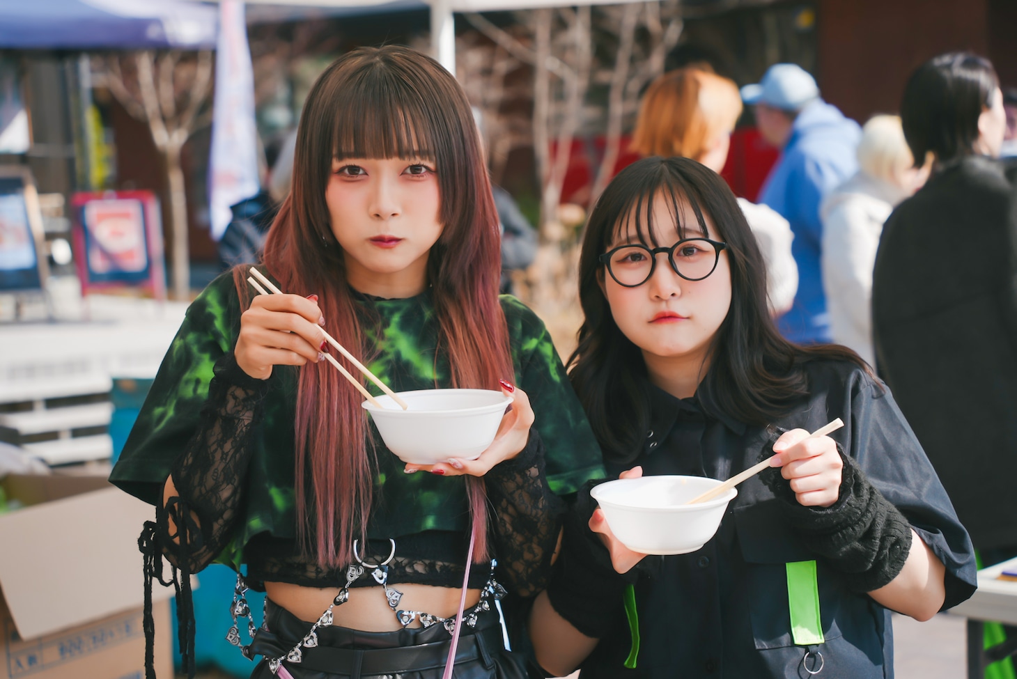 つみれ汁を実食する名称非公開のヒューガー、トギー。