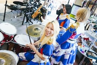 楽器店で試奏するGANG PARADE。