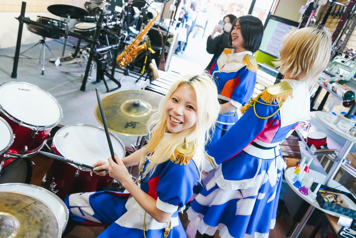 楽器店で試奏するGANG PARADE。