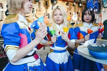 楽器店で試奏するGANG PARADE。