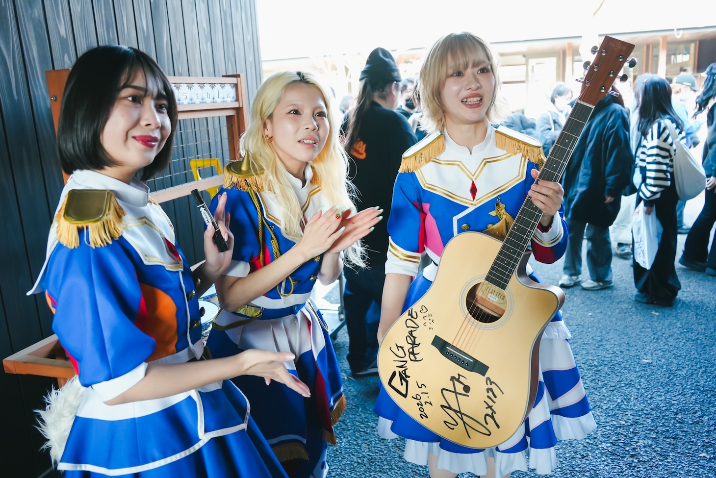 ユメノユア（GANG PARADE）のサインが入ったギター。