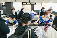 接客するGANG PARADEのヤママチミキ、月ノウサギ。