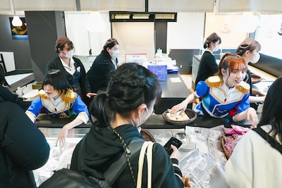 接客するGANG PARADEのヤママチミキ、月ノウサギ。