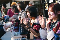 つみれ汁を販売するLUCY。