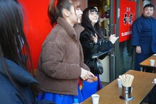 スープを販売するGANG PARADEの月ノウサギ、ユイ・ガ・ドクソン。