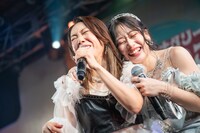 稲葉貴子（左）に抱きつく奥津マリリ（右）。