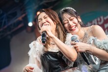 稲葉貴子（左）に抱きつく奥津マリリ（右）。