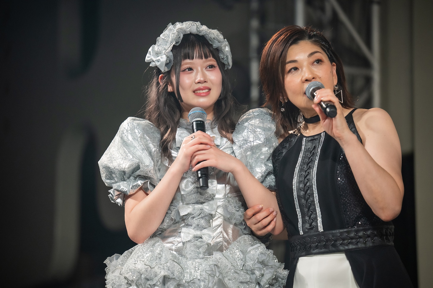 側転に挑戦した香山ななこ（左）を讃える信田美帆（右）。