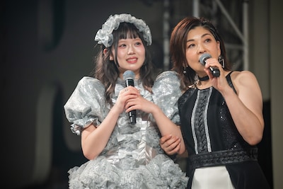 側転に挑戦した香山ななこ（左）を讃える信田美帆（右）。