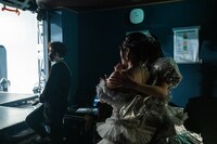 太シスの「YES!しあわせ」に舞台袖で涙する奥津マリリと香山ななこ。