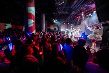 フィロのスのライブで盛り上がるフロア。