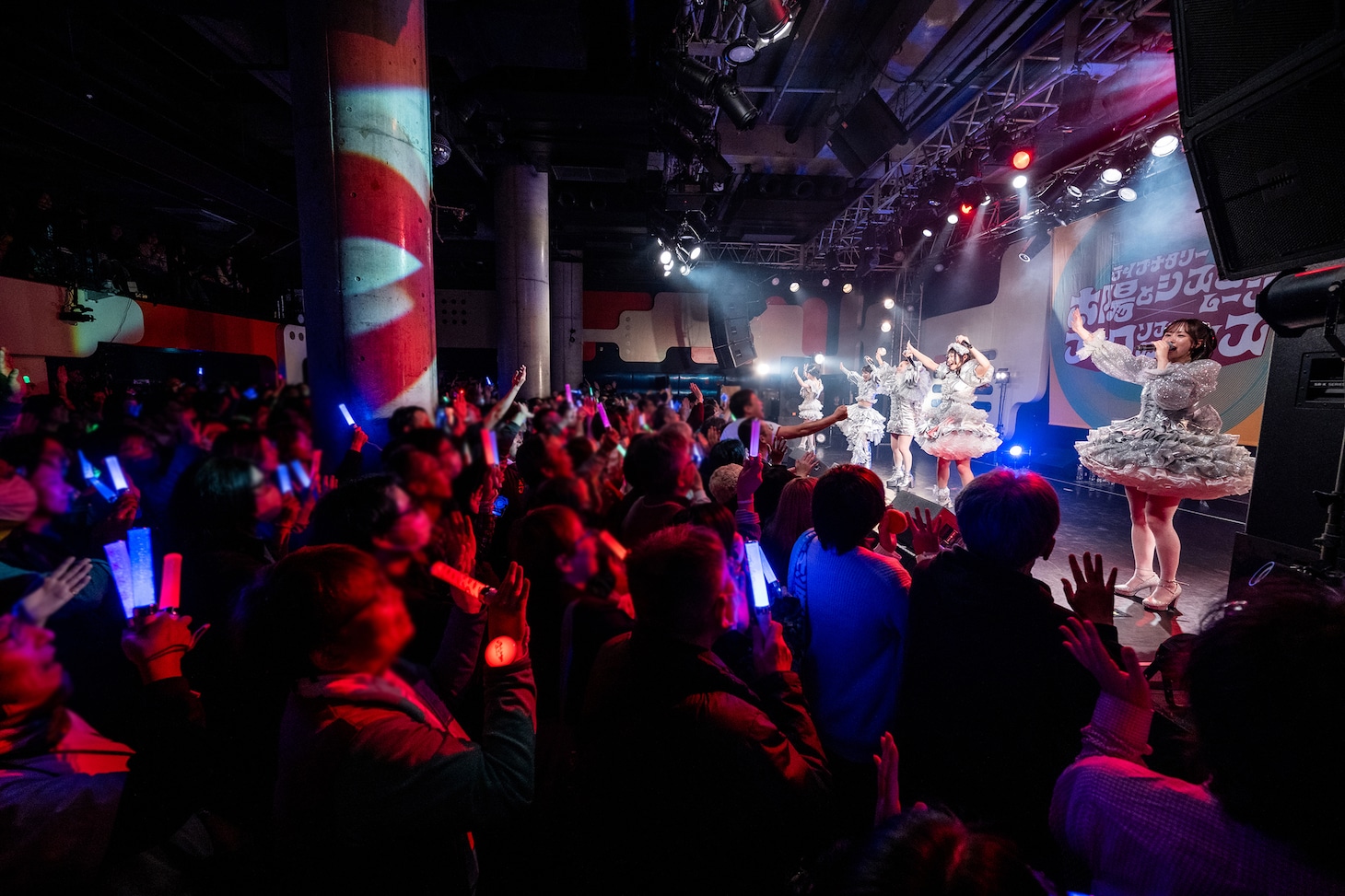 フィロのスのライブで盛り上がるフロア。