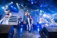 「宇宙でLa Ta Ta」を披露するフィロシス。