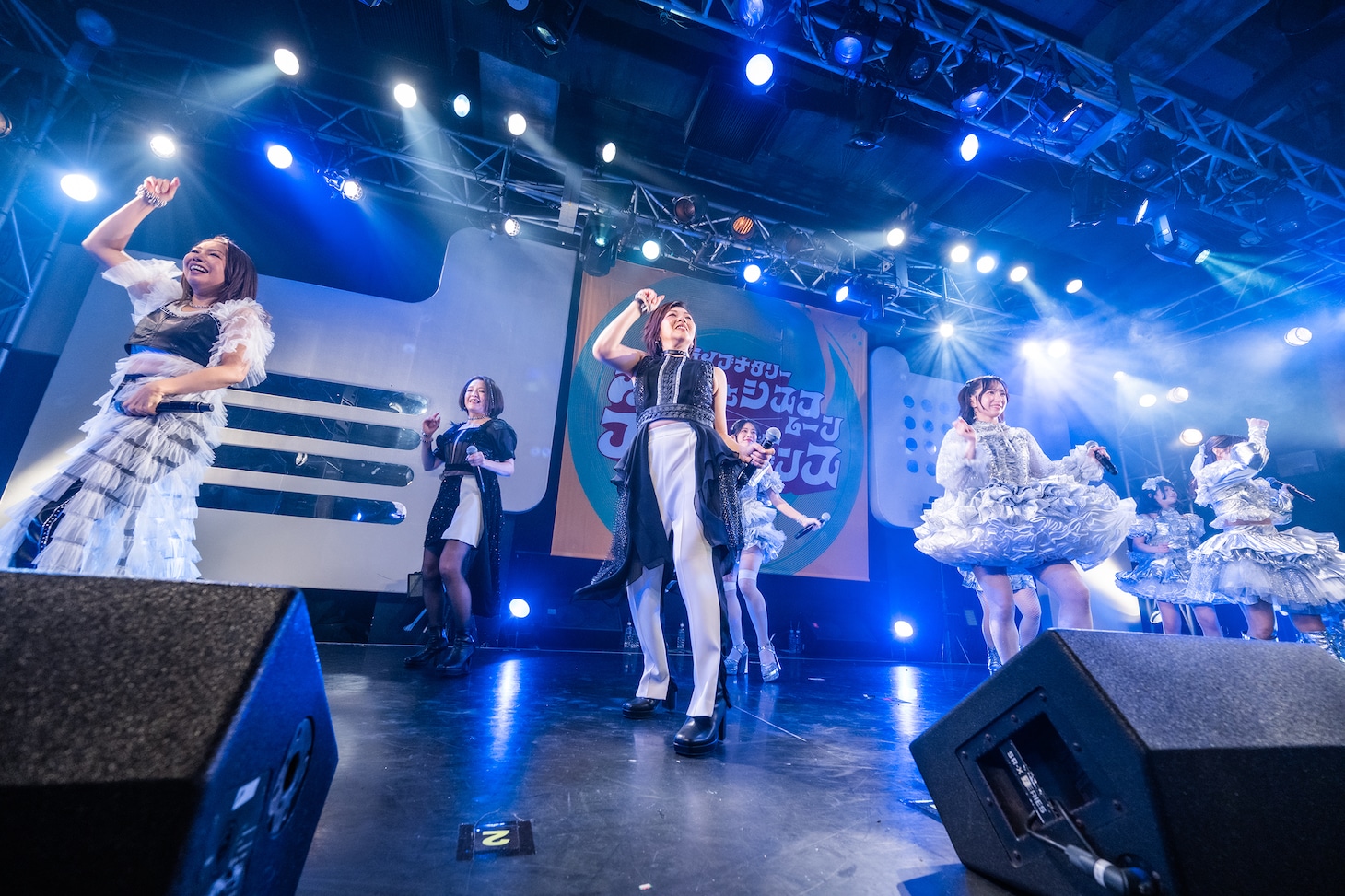 「宇宙でLa Ta Ta」を披露するフィロシス。