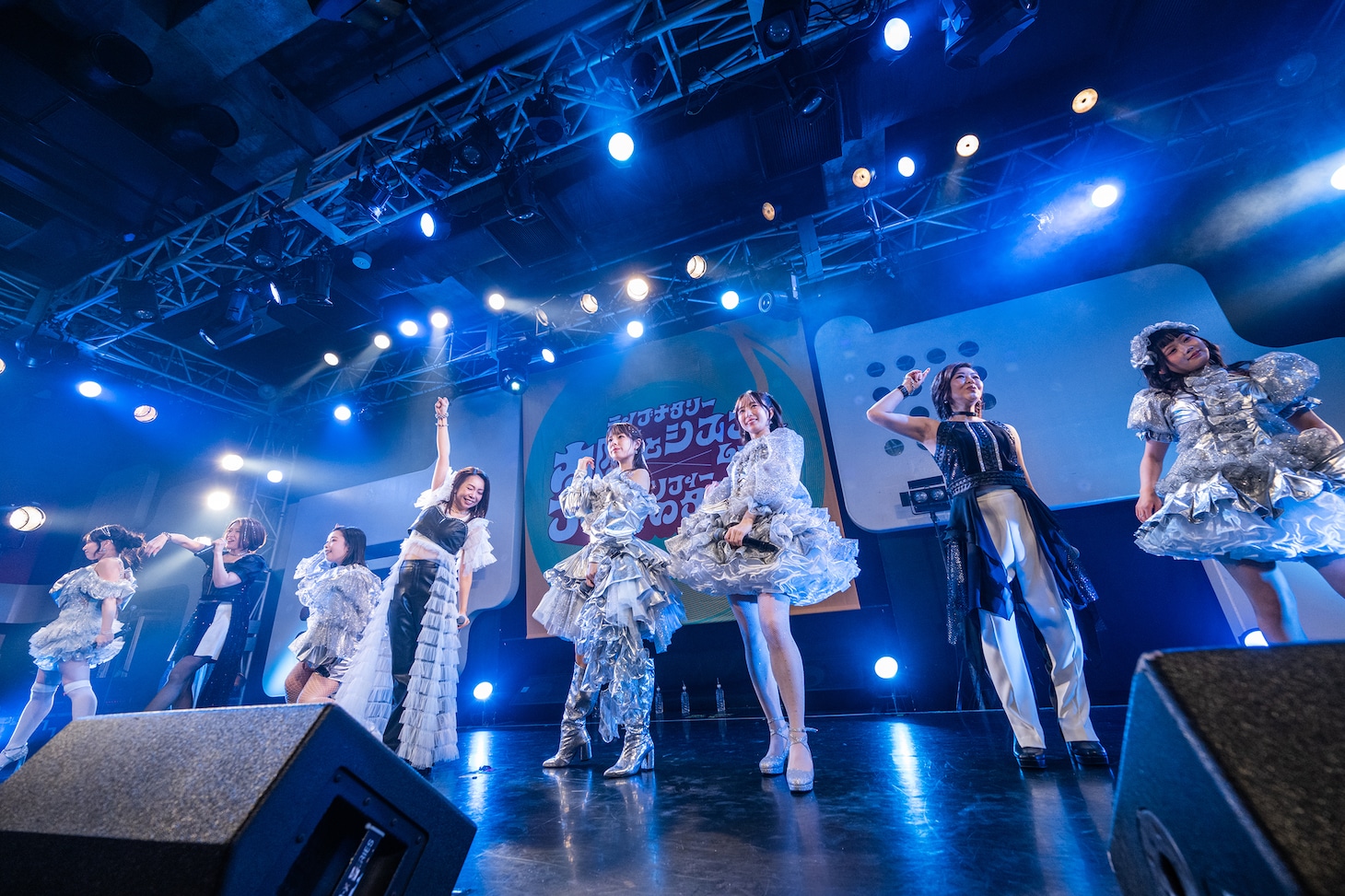 「Magic of Love」を歌うフィロシス。