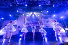 新曲「ダンス・フォー・フィロソフィー」を初披露するフィロのス。