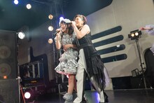 肩を並べて歌う香山ななこ（左）と信田美帆（右）。