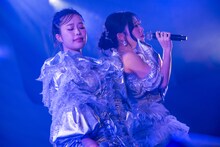 フィロソフィーのダンスの日向ハル（左）と奥津マリリ。