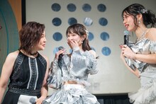 「1年後に集結する？」という信田美帆（左）の言葉に大喜びする木葭のの（中央）。