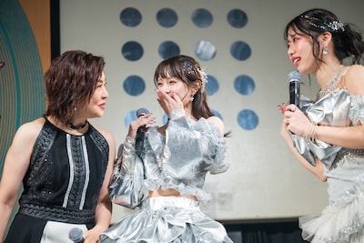 「1年後に集結する？」という信田美帆（左）の言葉に大喜びする木葭のの（中央）。