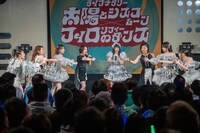 ステージ上で突然じゃんけんを始めるもなかなか勝者が決まらないフィロシス。