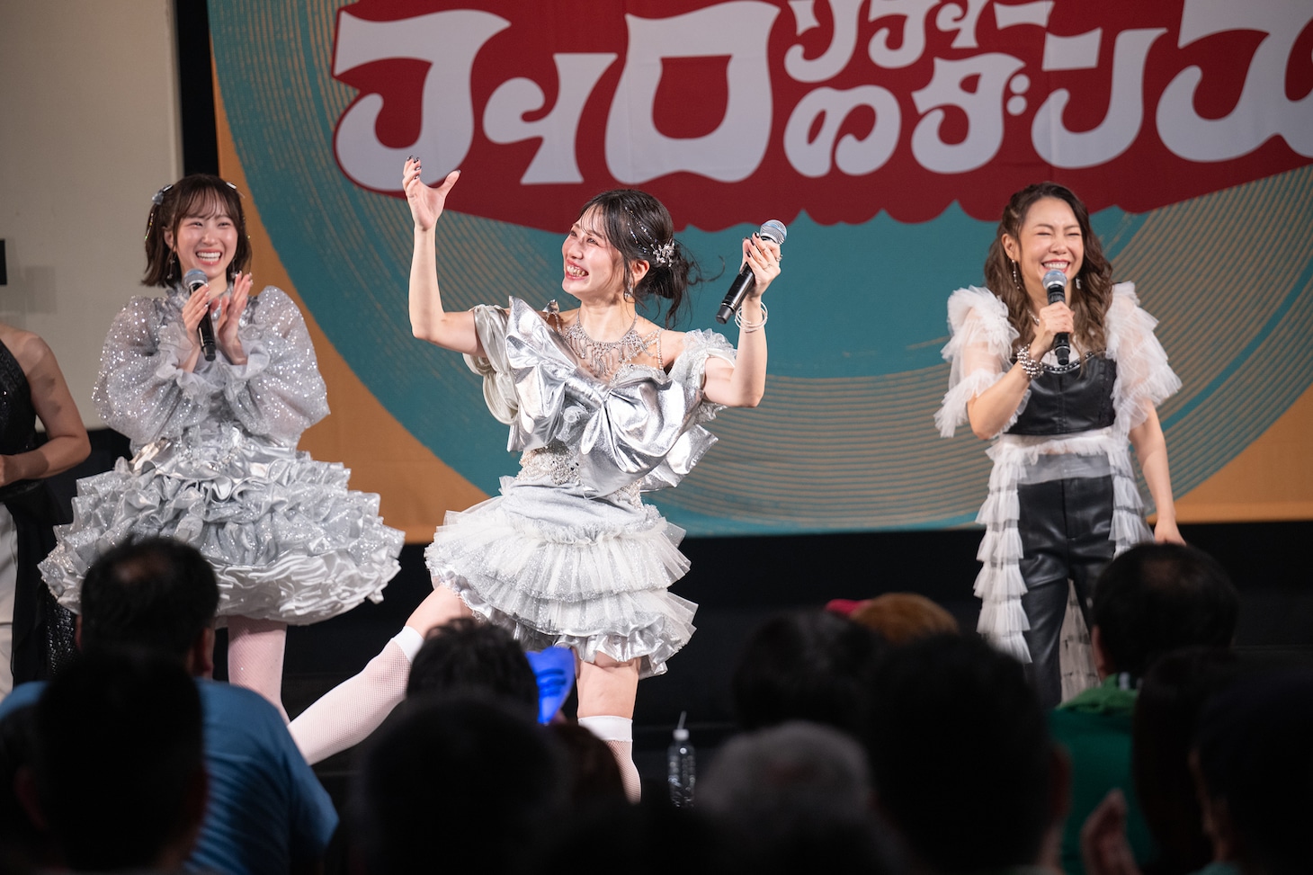 自作の「牛タン音頭」を歌い踊る奥津マリリ。