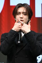 「Login to us」ポーズを披露する佐野雄大（INI） 。