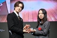 左から佐野雄大（INI） 、LINE Digital Frontier株式会社の宮内優花氏。