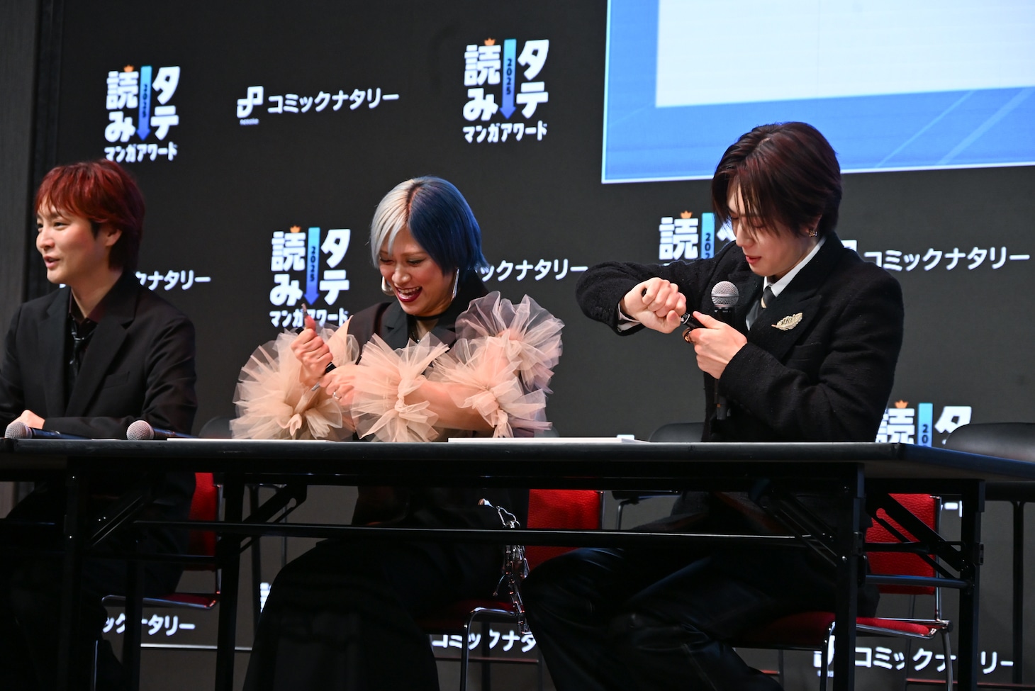 ペンの蓋が開かずに慌てる佐野雄大（INI） 。