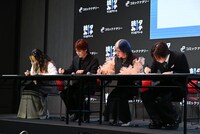 オリジナルキャラクターを描くぱーてぃーちゃんと佐野雄大（INI） 。