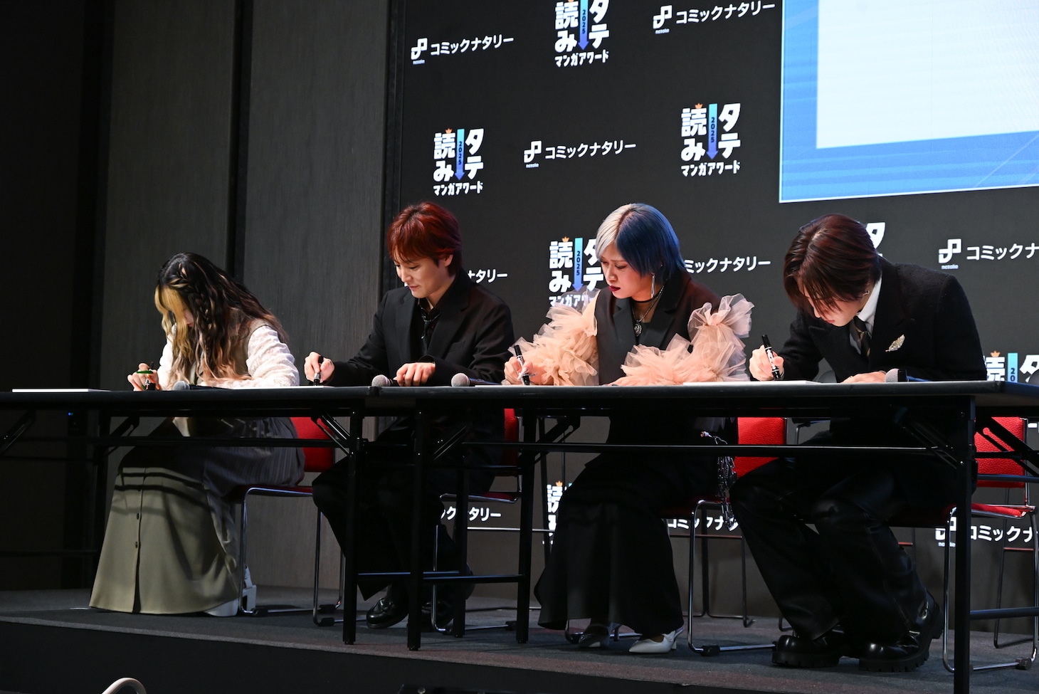 オリジナルキャラクターを描くぱーてぃーちゃんと佐野雄大（INI） 。