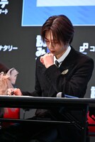 オリジナルキャラクターを考える佐野雄大（INI）。