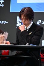 オリジナルキャラクターを考える佐野雄大（INI）。