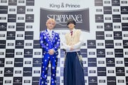 姿勢を正してカメランに視線を送るKing & Prince。