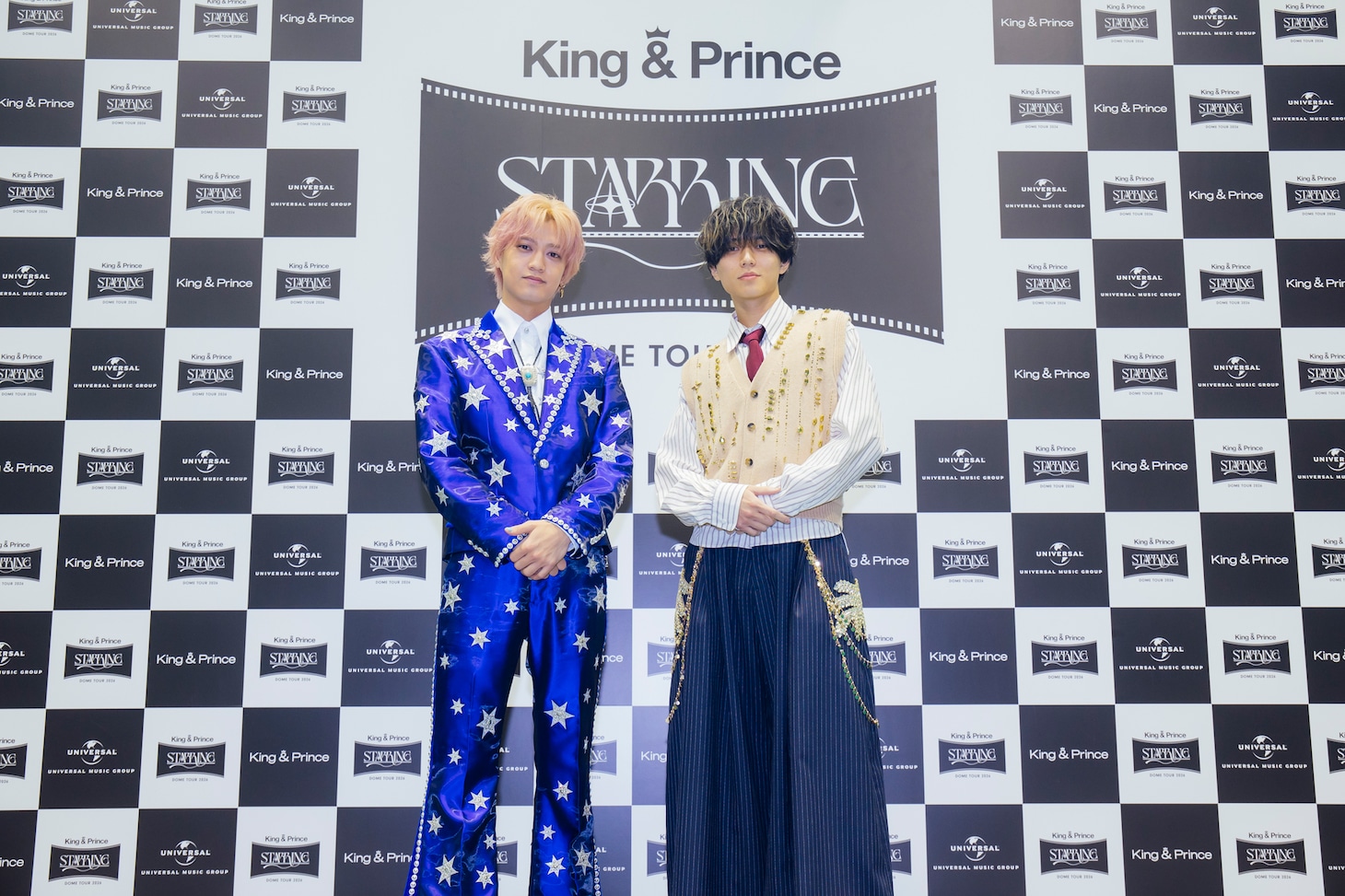 姿勢を正してカメランに視線を送るKing & Prince。