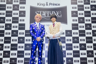 姿勢を正してカメランに視線を送るKing & Prince。