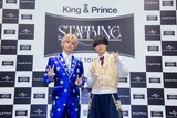 ダブルピースするKing & Prince。