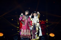 東京ドームの花道を歩くKing & Prince。