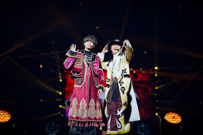 東京ドームの花道を歩くKing & Prince。