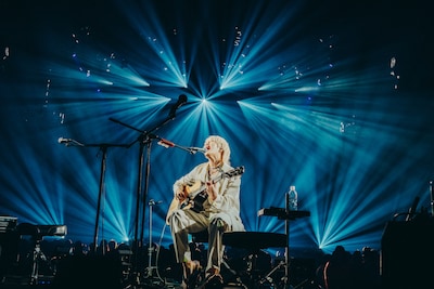 かやゆー（Vo, G）（撮影：うえむらすばる）