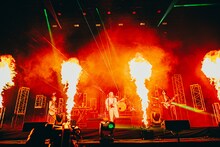 ヤングスキニー「いつか僕は誰もが羨むバンドになってやる日本武道館」の様子。（撮影：うえむらすばる）