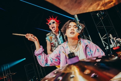 ゴンザレス（G）としおん（Dr）。（撮影：うえむらすばる）