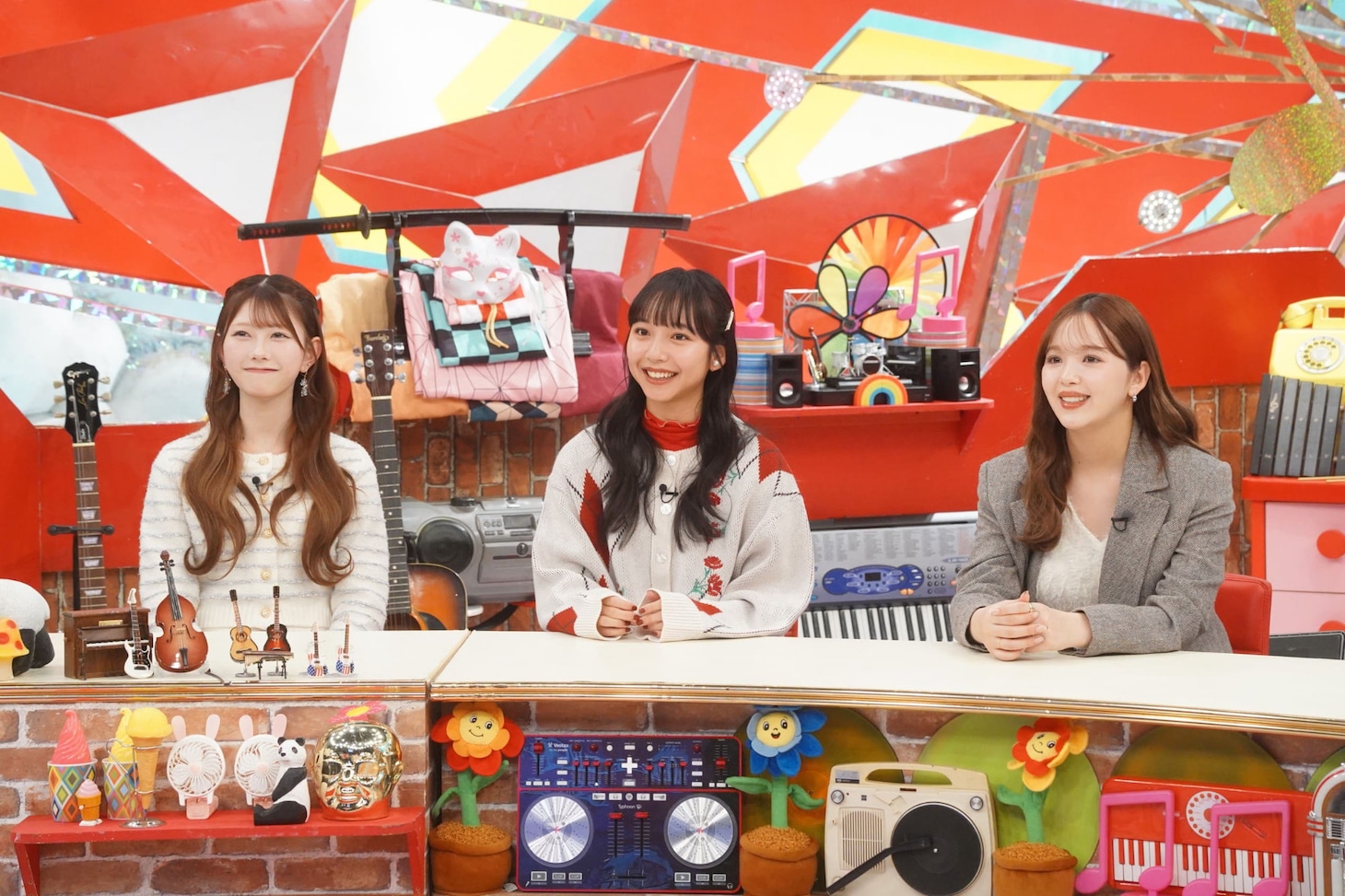 左から千葉恵里（AKB48）、山之内すず、藤田ニコル。2月19日放送「ミュージックジェネレーション」より。