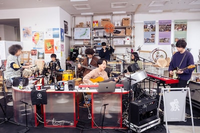 「tiny desk concerts JAPAN」より。（写真提供：NHK）